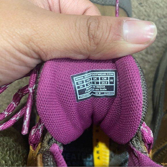 KEEN® Women's 8.5 Circadia™ MID Waterproof Hiking Boot in Syrup/Boysenberry - Picture 5 of 6